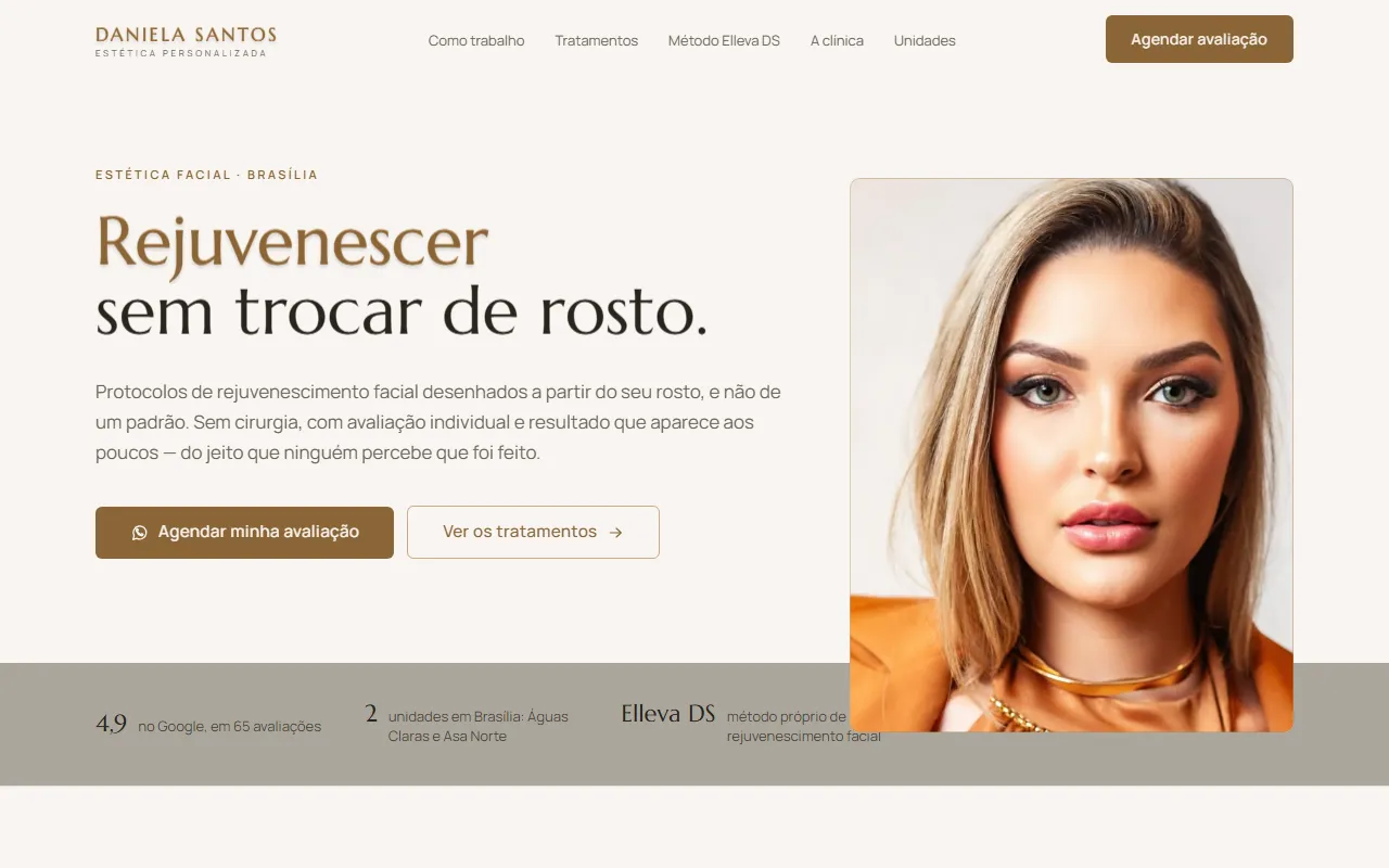 Página da Dra. Daniela Santos: título "Rejuvenescer sem trocar de rosto" em serifa dourada sobre fundo claro, ao lado do retrato de uma paciente.