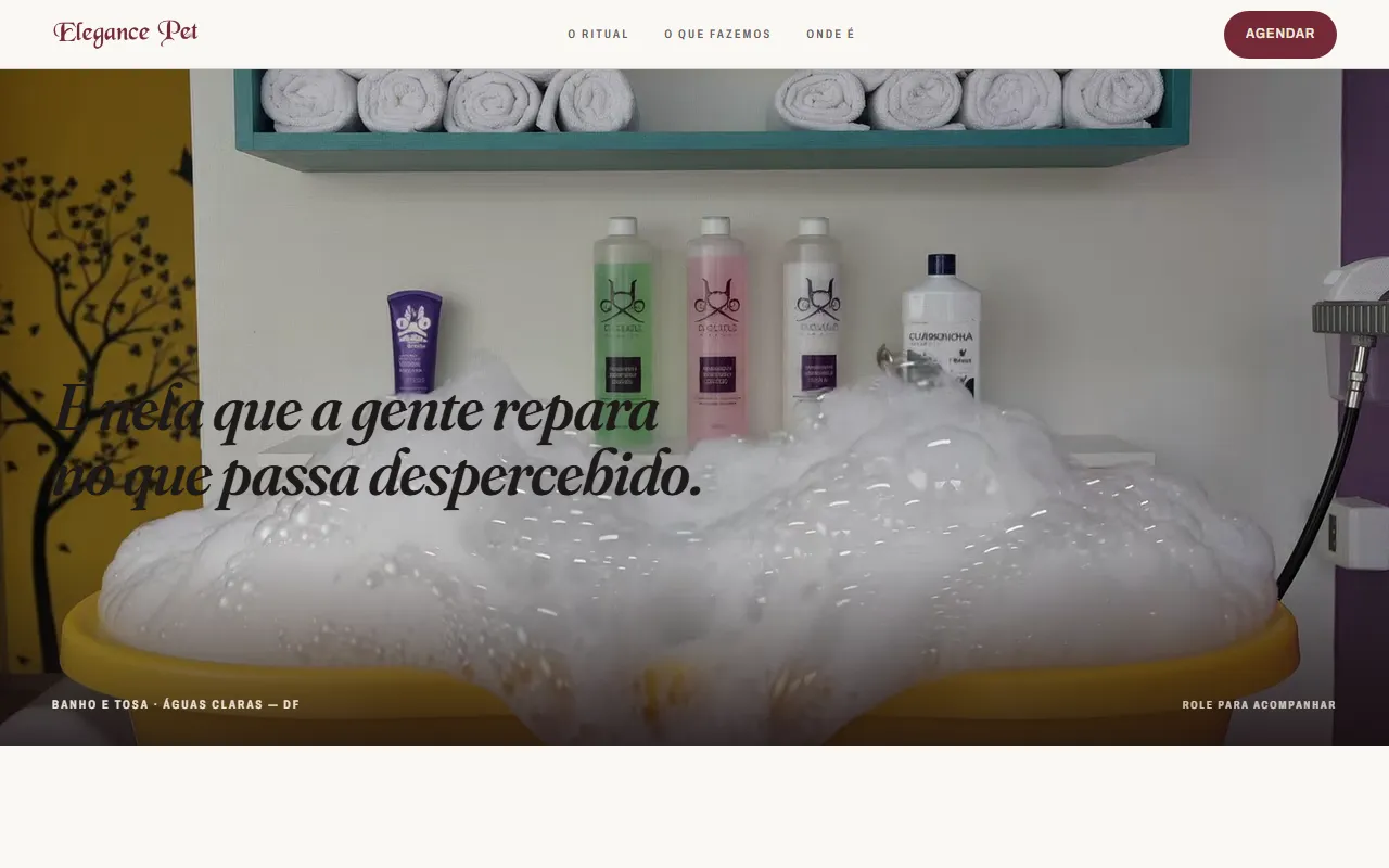 Página da Elegance Pet: banheira amarela cheia de espuma em vídeo de tela cheia, com a frase "É nela que a gente repara no que passa despercebido".